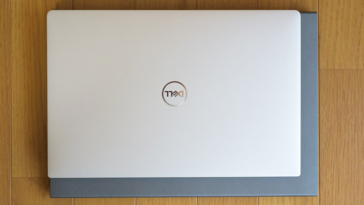 「Inspiron 13 5000」の上に「XPS 13」が乗っているのですが、明らかに「XPS 13」が小さい為、「Inspiron 13 5000」がはみ出していますね。