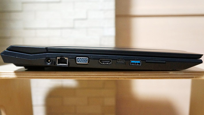 本体の左側側面には、電源端子、ネットワーク（LAN）端子、VGA端子、HDMI端子、USB 3.1端子（Type-C）、USB 3.1端子、マルチカードリーダーが付いています。