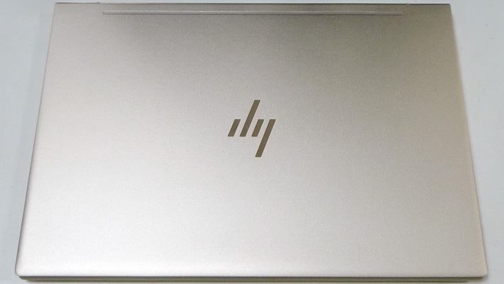 「HP ENVY 13」はカラーの選択肢はありません。HPの公式サイトには「シルクゴールド」と書かれていますが、シルバーに近いゴールドといったところでしょうか。本体はアルミニウムボディとなっており、上品な仕上がりとなっています