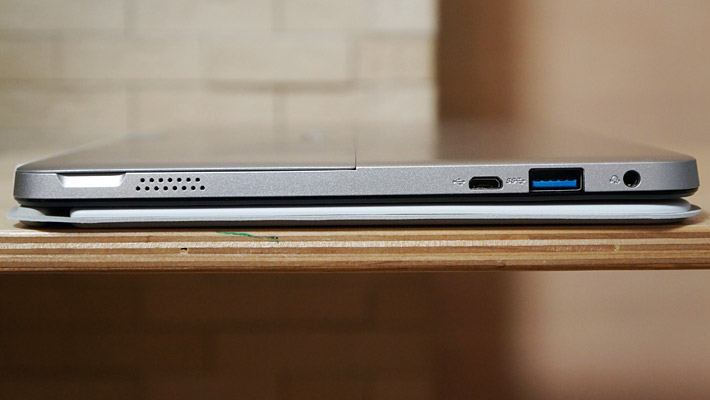 本体の左側面には、イヤホンジャック、USB 3.0ポート、microUSBポートがあります。
