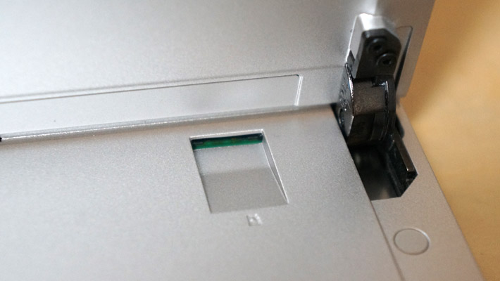 microSDカードスロットは、キックスタンドを開いたところにあります。