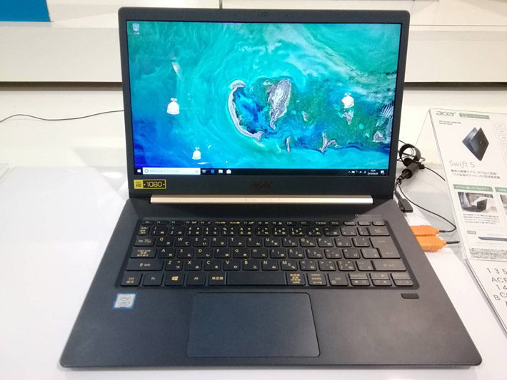 Acerの軽量ノートパソコン「Acer Swift 5」です。こちらのノートパソコンは、14インチでありながら約970gという超軽量がウリです。ネットでの市場価格は130,000円程度の商品がコストコで114,800円で販売されていました。