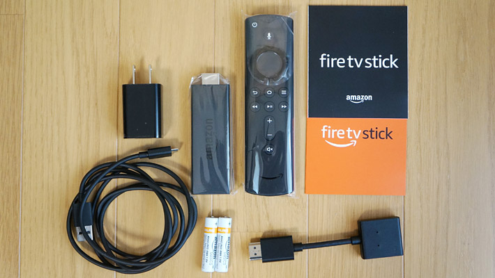 Fire TV Stickの同梱品は、Fire TV Stick本体の他に、Alexa対応音声認識リモコンと単4電池2本、給電用のmicroSDケーブルと電源アダプタ、HDMI延長ケーブルと説明書・保証書になります。