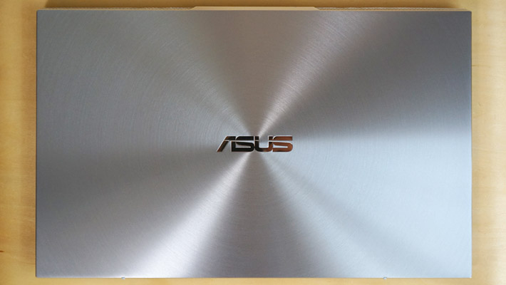 今回レビューする「ASUS ZenBook S13（UX392FN）」は、2019年4月に発売されたASUSのノートパソコンになります。