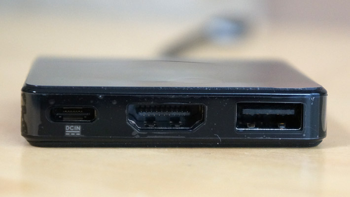 そしてこちらが「ASUS ミニドック」です。 左から充電用のUSB Type-C、HDMI、USB3.0のポートになります。