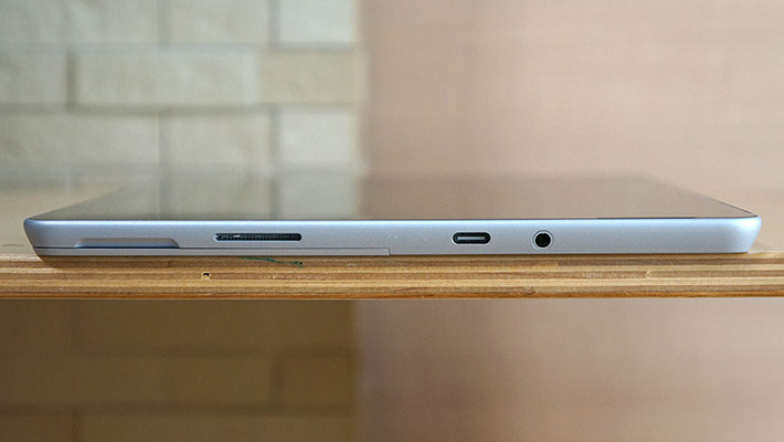 本体の右側面には、Surface Connect 接続ポート、USB Type-Cポート、3.5 mm ヘッドフォン ジャックがあります。