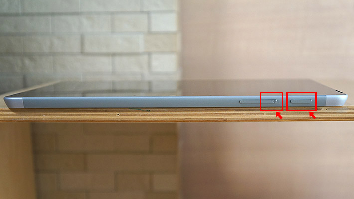Surface Go など「Windows」ボタンがない機種は、「電源」ボタンと「音量「＋（プラス）」」ボタンを長押しでスクリーンショットの保存になります。最終的にはペイントなどのアプリに貼り付けて保存しましょう。