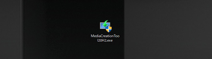 すると「MediaCreationTool20H2.exe」という実行ファイルがダウンロードされますので、こちらをダブルクリックして実行します。「このアプリがデバイスに変更を加えることを許可しますか？」と表示されますので「はい」をクリックして進みます。