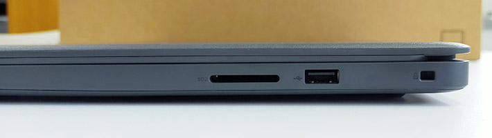 本体の右側面には、SDカード、USB 2.0ポート、ロックスロットがあります。