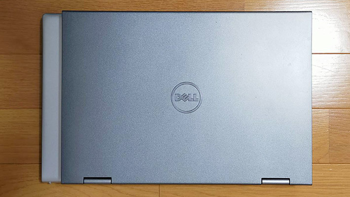 重ねてみるとこの通り！「DELL Inspiron 15(5515)」の方が、横幅が3cmほど長いだけになります。