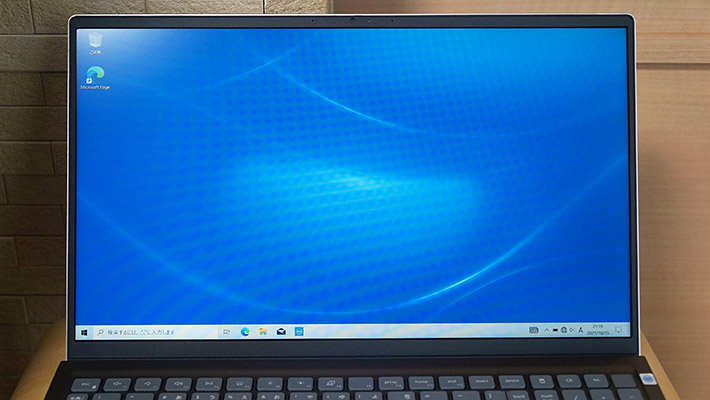 ディスプレイはこのように狭額縁となっており、昔の15.6インチの画面サイズでありながら、本体のサイズは5年ほど前の13.3インチのノートパソコンと同じサイズとなっています。