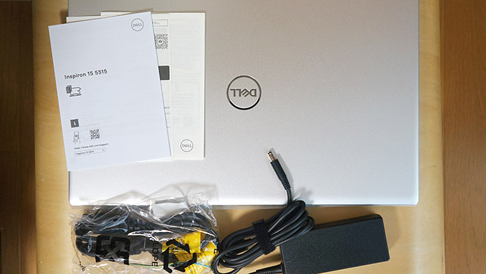 まず「DELL Inspiron 15(5515)」の同梱品です。 本体の他にACアダプタと電源ケーブル、シンプルなクイックスタートガイドが入っていました。（選択したオプションにより異なります）